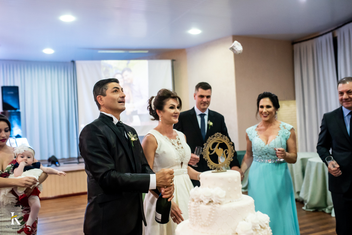 Casamento de tania e Severino em coronel vivida parana segunda união no civil registros katy tesser fotografo melhor do parana com vestido de noiva e buque e noivo de terno brinde e bolo 