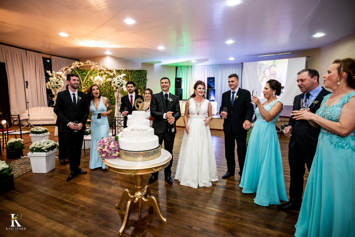 Casamento de tania e Severino em coronel vivida parana segunda união no civil registros katy tesser fotografo melhor do parana com vestido de noiva e buque e noivo de terno 