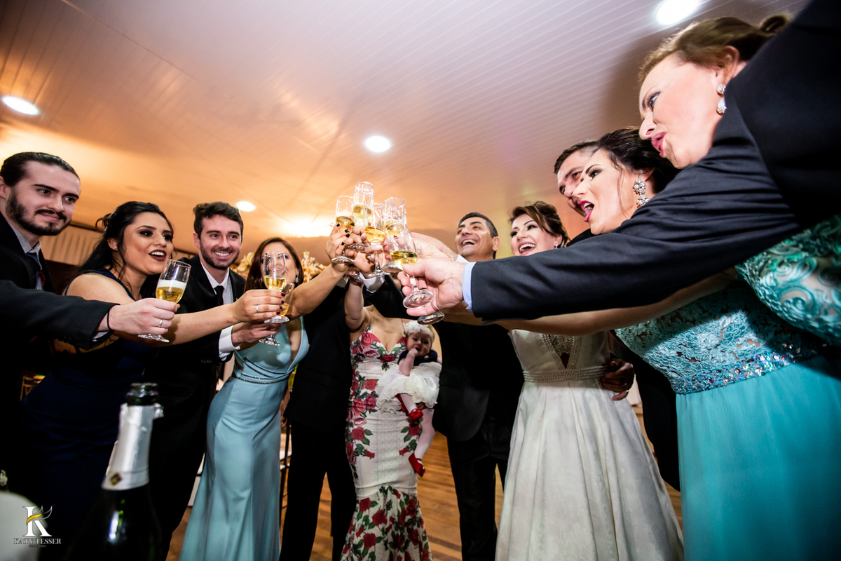 Casamento de tania e Severino em coronel vivida parana segunda união no civil registros katy tesser fotografo melhor do parana com vestido de noiva e buque e noivo de terno 