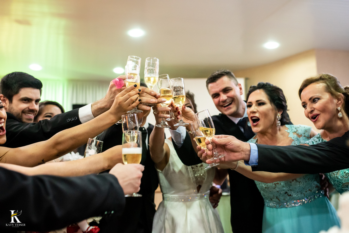 Casamento de tania e Severino em coronel vivida parana segunda união no civil registros katy tesser fotografo melhor do parana com vestido de noiva e buque e noivo de terno 