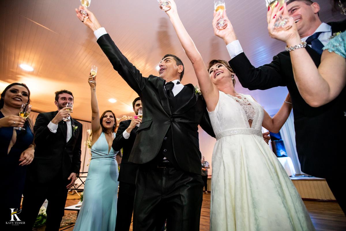 Casamento de tania e Severino em coronel vivida parana segunda união no civil registros katy tesser fotografo melhor do parana com vestido de noiva e buque e noivo de terno 