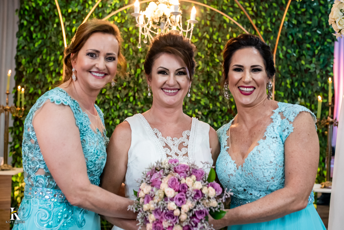 Casamento de tania e Severino em coronel vivida parana segunda união no civil registros katy tesser fotografo melhor do parana com vestido de noiva e buque e noivo de terno sessão de fotos protocolares com padrinhos e familia