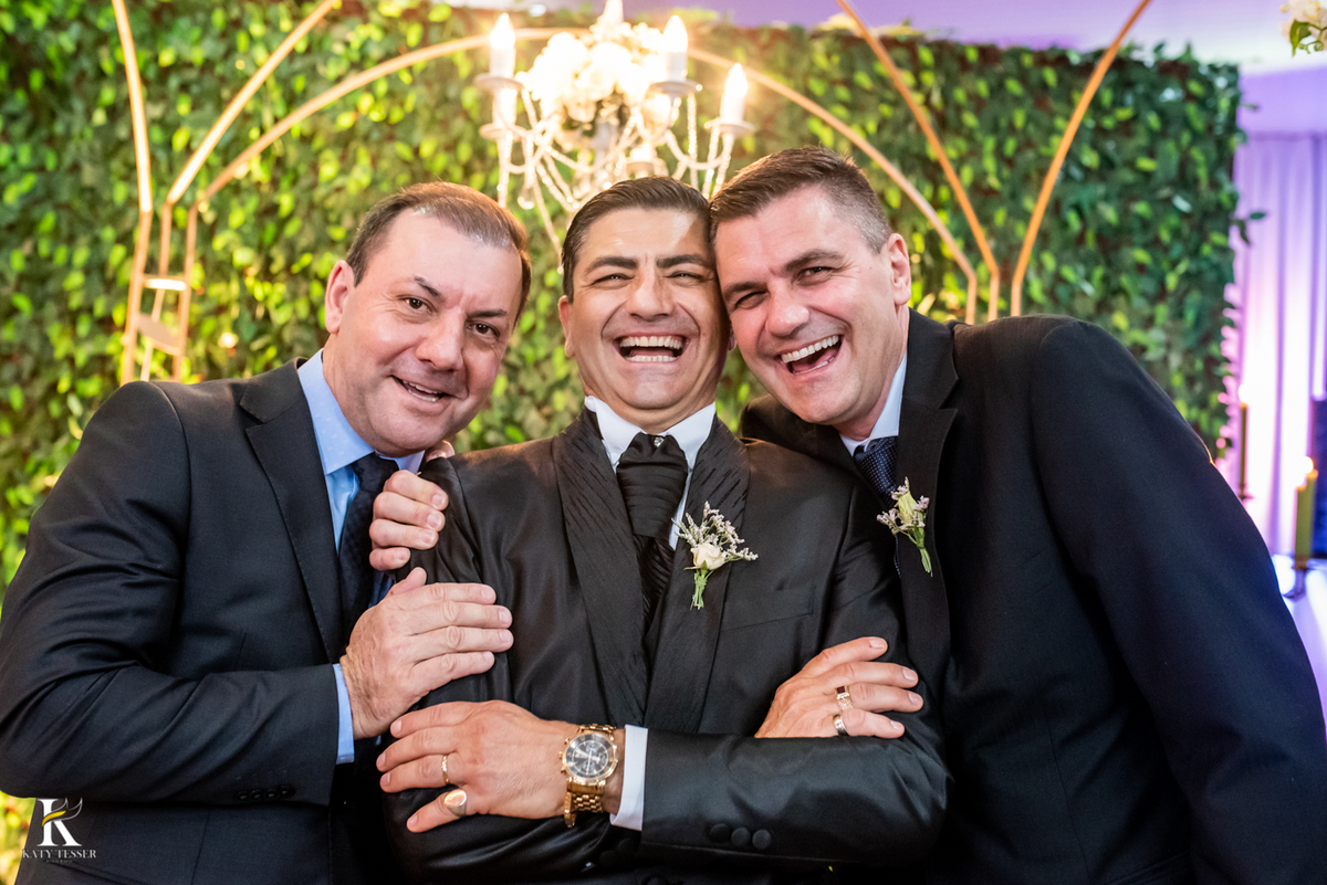 Casamento de tania e Severino em coronel vivida parana segunda união no civil registros katy tesser fotografo melhor do parana com vestido de noiva e buque e noivo de terno sessão de fotos protocolares com padrinhos e familia