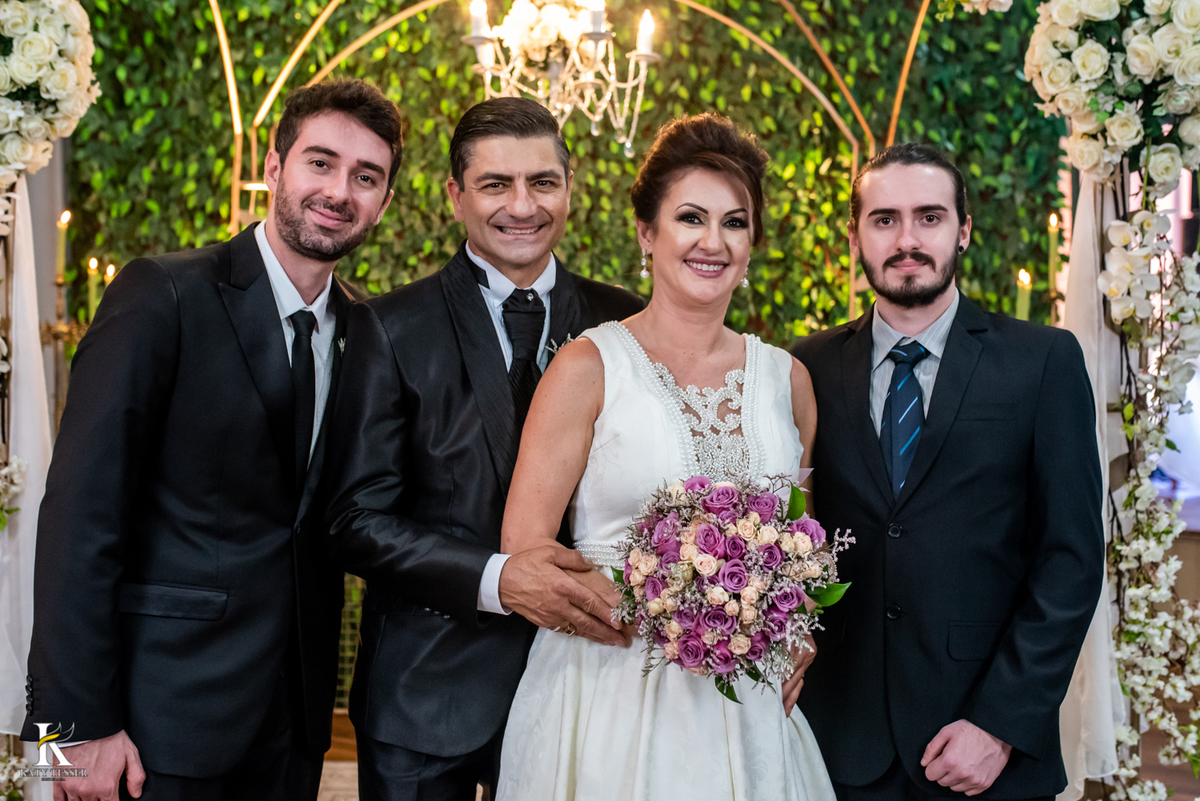 Casamento de tania e Severino em coronel vivida parana segunda união no civil registros katy tesser fotografo melhor do parana com vestido de noiva e buque e noivo de terno sessão de fotos protocolares com padrinhos e familia