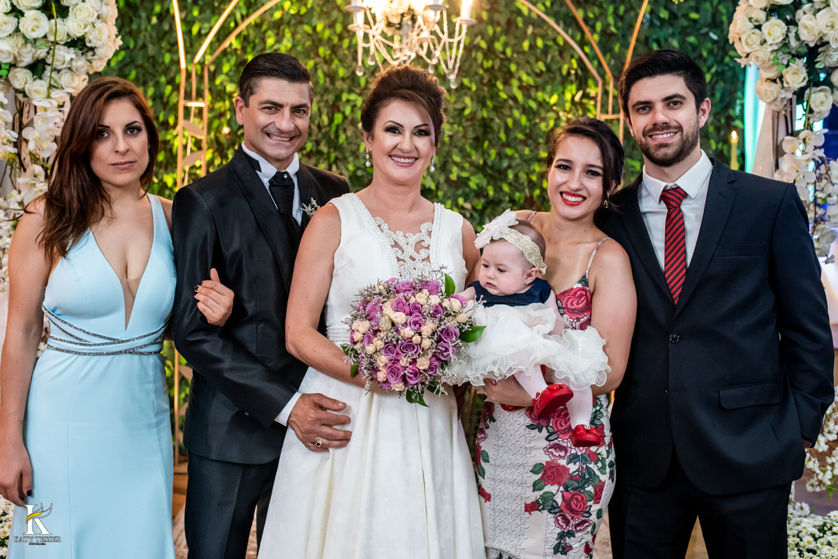 Casamento de tania e Severino em coronel vivida parana segunda união no civil registros katy tesser fotografo melhor do parana com vestido de noiva e buque e noivo de terno sessão de fotos protocolares com padrinhos e familia