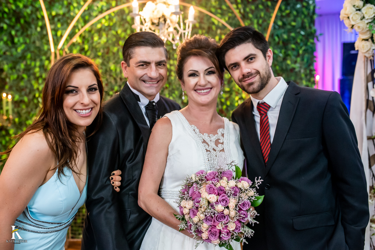 Casamento de tania e Severino em coronel vivida parana segunda união no civil registros katy tesser fotografo melhor do parana com vestido de noiva e buque e noivo de terno sessão de fotos protocolares com padrinhos e familia