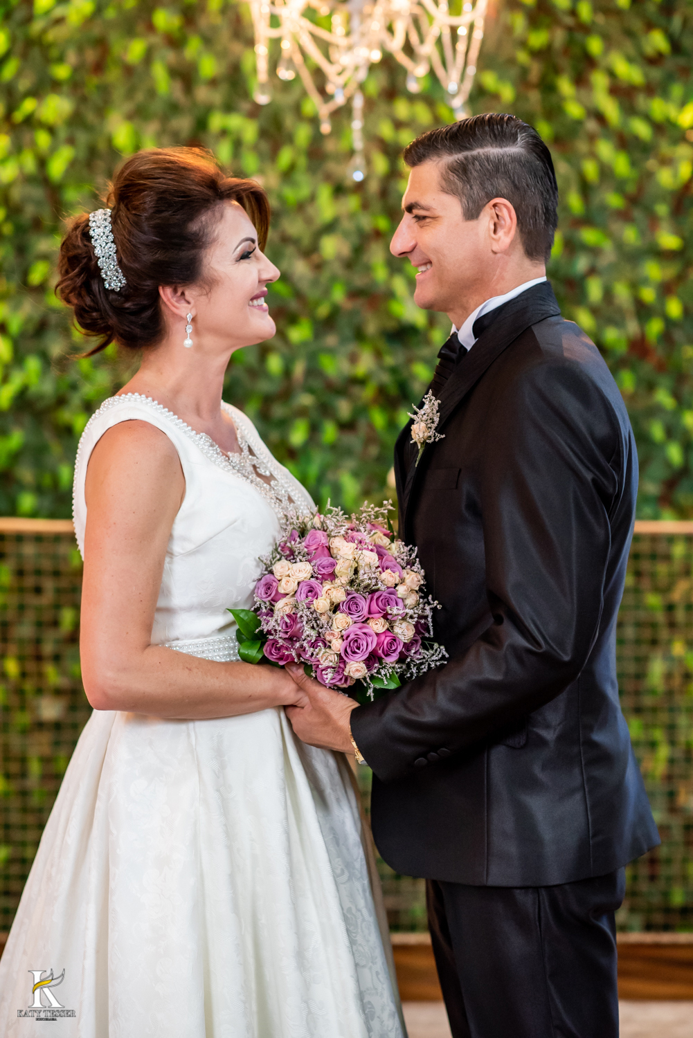 Casamento de tania e Severino em coronel vivida parana segunda união no civil registros katy tesser fotografo melhor do parana com vestido de noiva e buque e noivo de terno sessão de fotos dos noivos