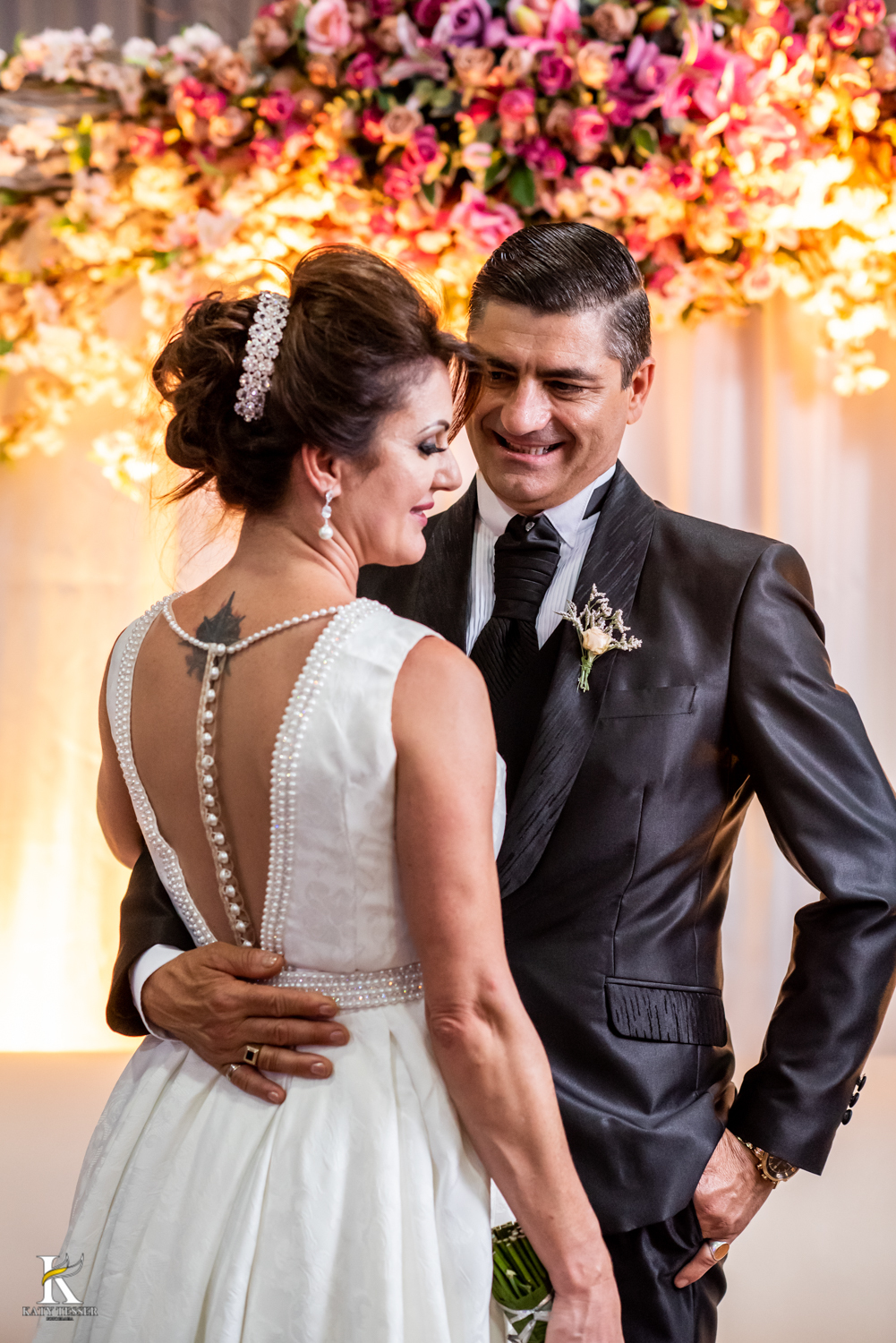 Casamento de tania e Severino em coronel vivida parana segunda união no civil registros katy tesser fotografo melhor do parana com vestido de noiva e buque e noivo de terno sessão de fotos dos noivos
