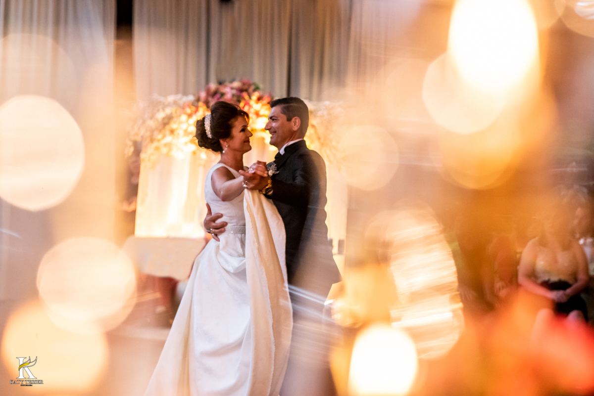 Casamento de tania e Severino em coronel vivida parana segunda união no civil registros katy tesser fotografo melhor do parana com vestido de noiva e buque e noivo de terno valsa dos noivos