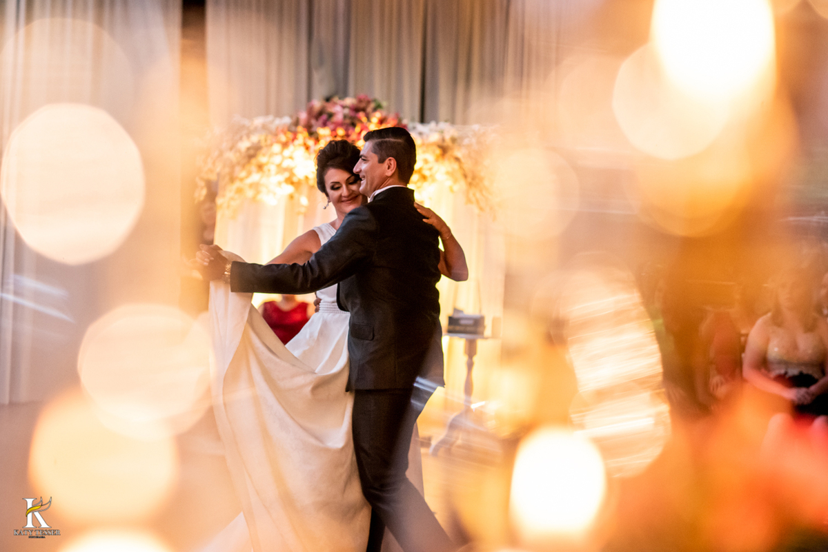 Casamento de tania e Severino em coronel vivida parana segunda união no civil registros katy tesser fotografo melhor do parana com vestido de noiva e buque e noivo de terno valsa dos noivos