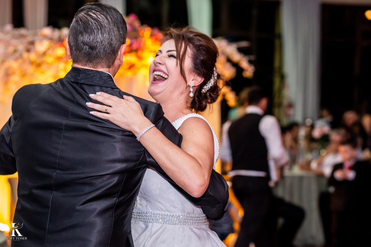 Casamento de tania e Severino em coronel vivida parana segunda união no civil registros katy tesser fotografo melhor do parana com vestido de noiva e buque e noivo de terno valsa dos noivos