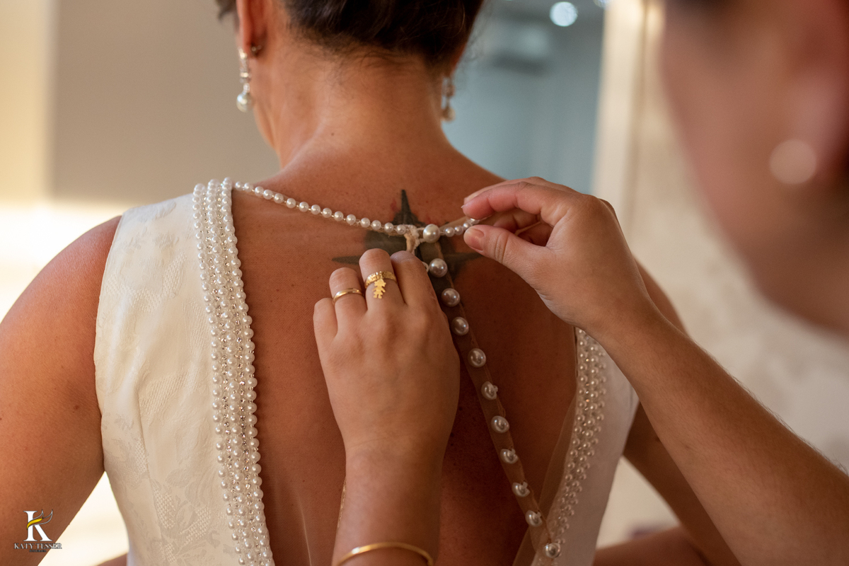 Casamento de tania e Severino em coronel vivida parana segunda união no civil registros katy tesser fotografo melhor do parana making of da noiva colocando o vestido