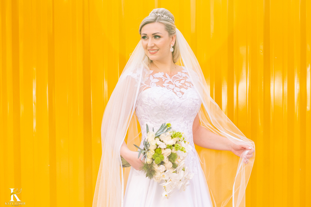casamento em pato branco de kaye e alessandra, cerimonia na igreja matriz são pedro e recepção no ferreira making of da noiva com o vestido gildo kist e buque floricultura atalaia sessão de fotos da noiva na rua