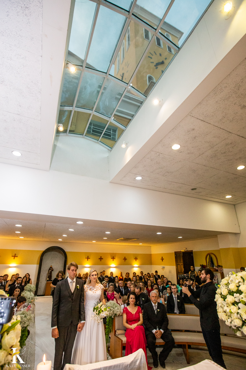 casamento em pato branco de kaye e alessandra, cerimonia na igreja matriz são pedro e recepção no restaurante ferreira entrada da noiva e o noivo olhando