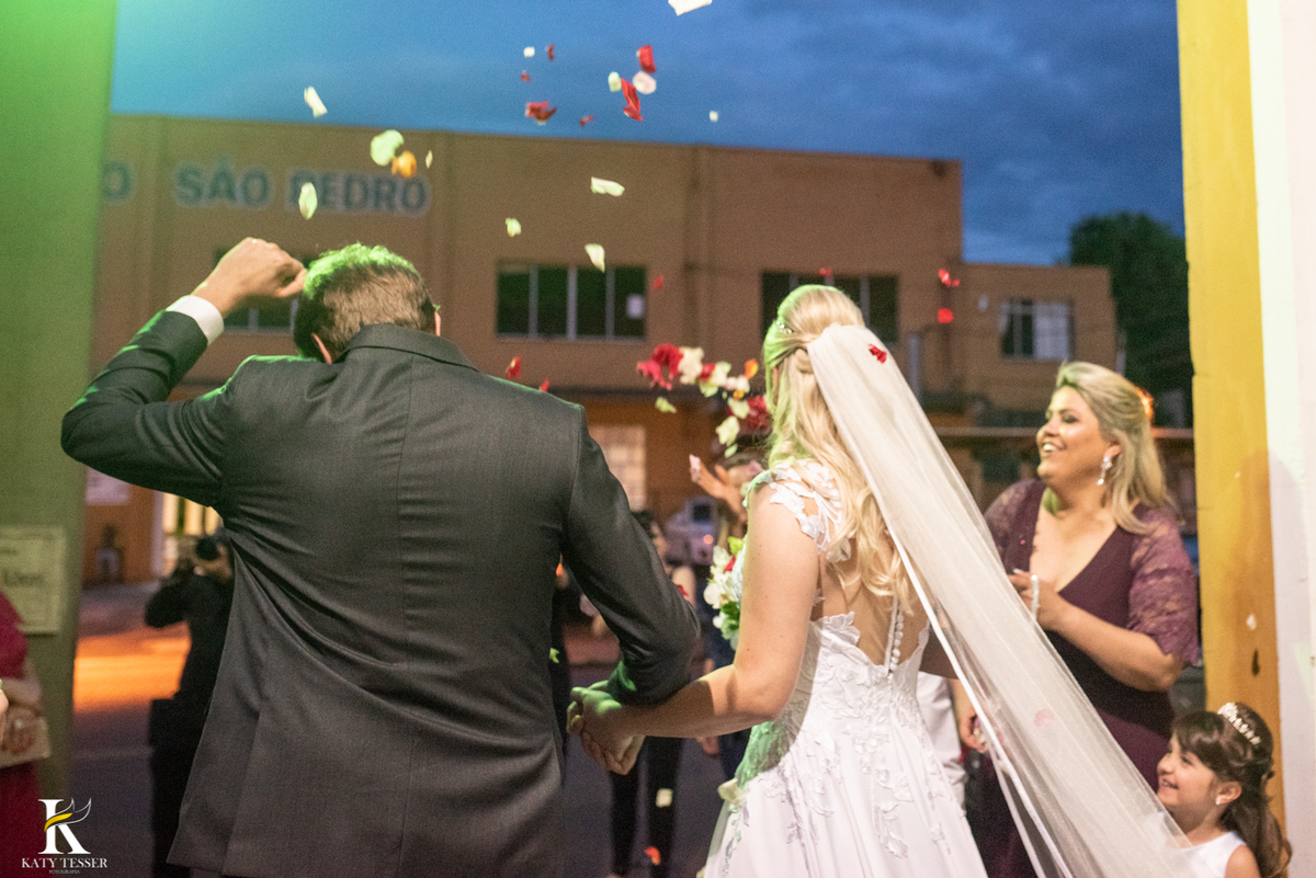 casamento em pato branco de kaye e alessandra, cerimonia na igreja matriz são pedro e recepção no restaurante ferreira saida dos noivos com petalas