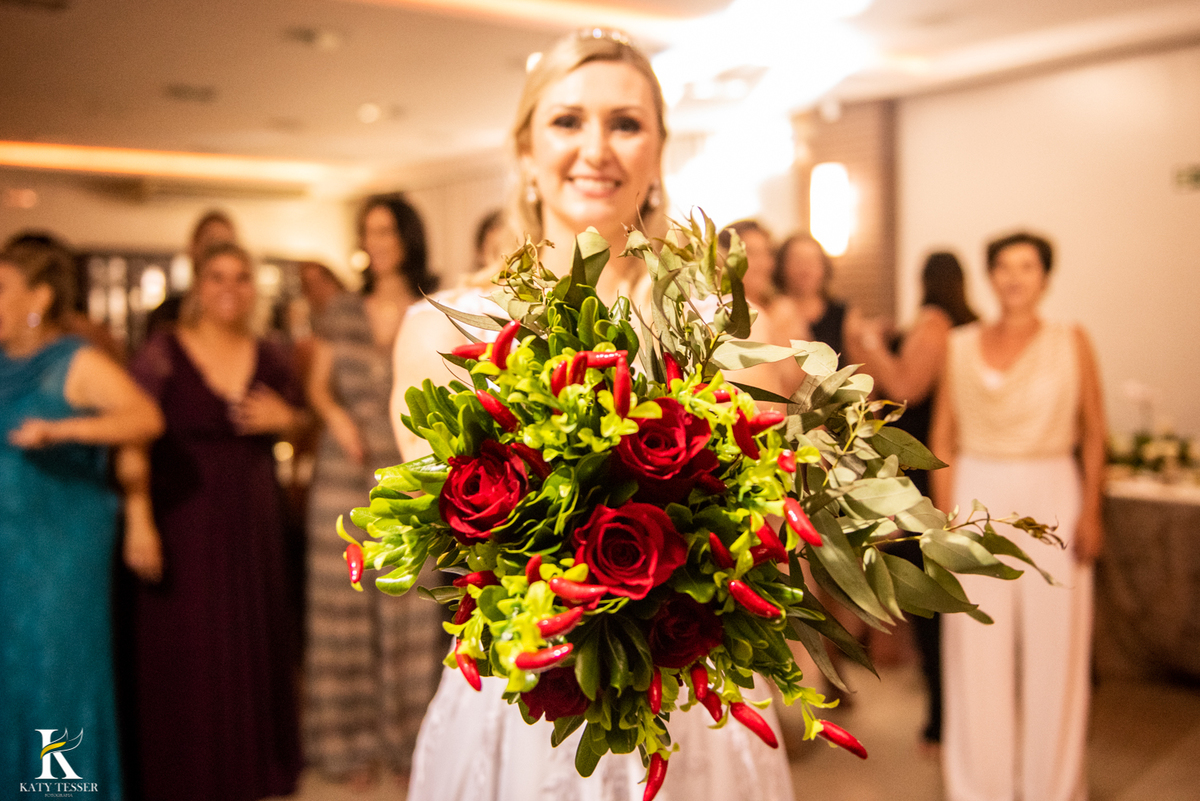 casamento em pato branco de kaye e alessandra, cerimonia na igreja matriz são pedro e recepção no restaurante ferreira noiva jogando o buque de pimenta para as casadas