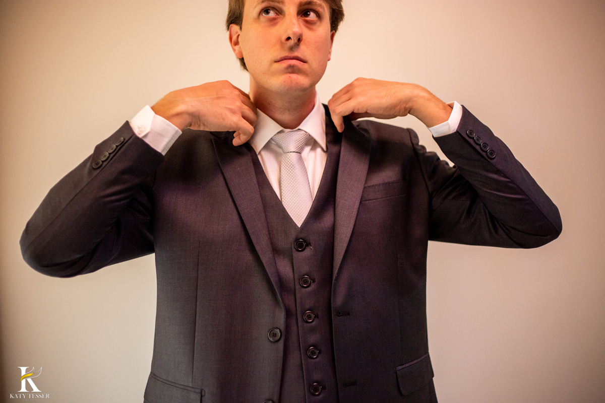 casamento em pato branco de kaye e alessandra, cerimonia na igreja matriz são pedro e recepção no ferreira making of do noivo com o terno