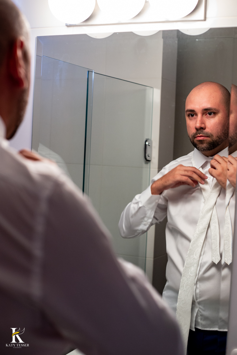 Casamento de Jéssica e tiago making of do noivo em Chopinzinho e making of da noiva a cerimonia foi ao ar livre de dia em coronel vivida com katy tesser fotografa melhor do parana