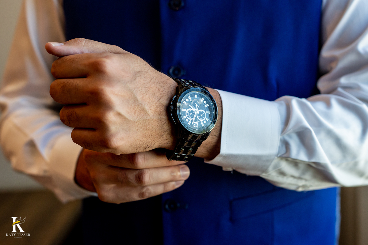 Casamento de Jéssica e tiago making of do noivo em Chopinzinho e making of da noiva a cerimonia foi ao ar livre de dia em coronel vivida com katy tesser fotografa melhor do parana terno azul