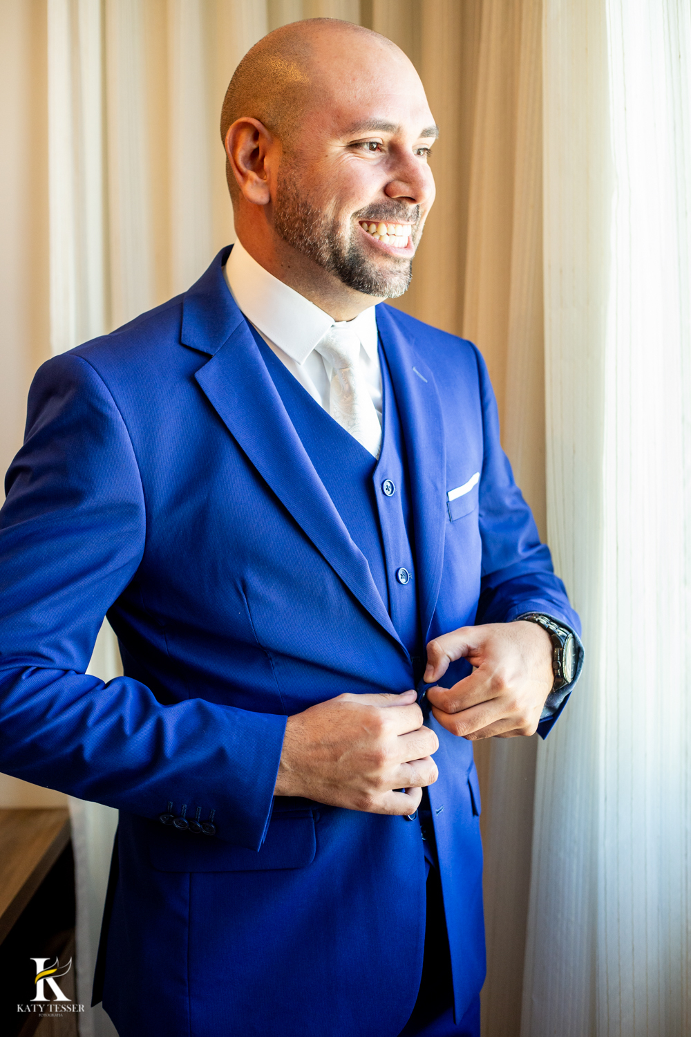 Casamento de Jéssica e tiago making of do noivo em Chopinzinho e making of da noiva a cerimonia foi ao ar livre de dia em coronel vivida com katy tesser fotografa melhor do parana terno azul