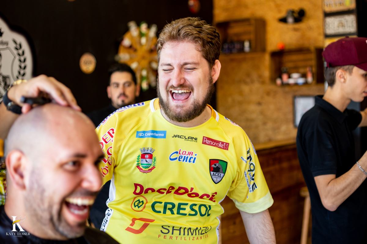 Casamento de Jéssica e tiago making of do noivo em Chopinzinho e making of da noiva a cerimonia foi ao ar livre de dia em coronel vivida com katy tesser fotografa melhor do parana