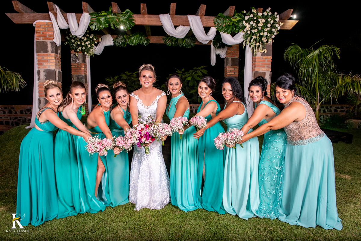 casamento jessica e tiago ao ar livre em coronel vivida katy tesser fotografo melhor do parana sessão de fotos dos noivos com madrinhas de verde