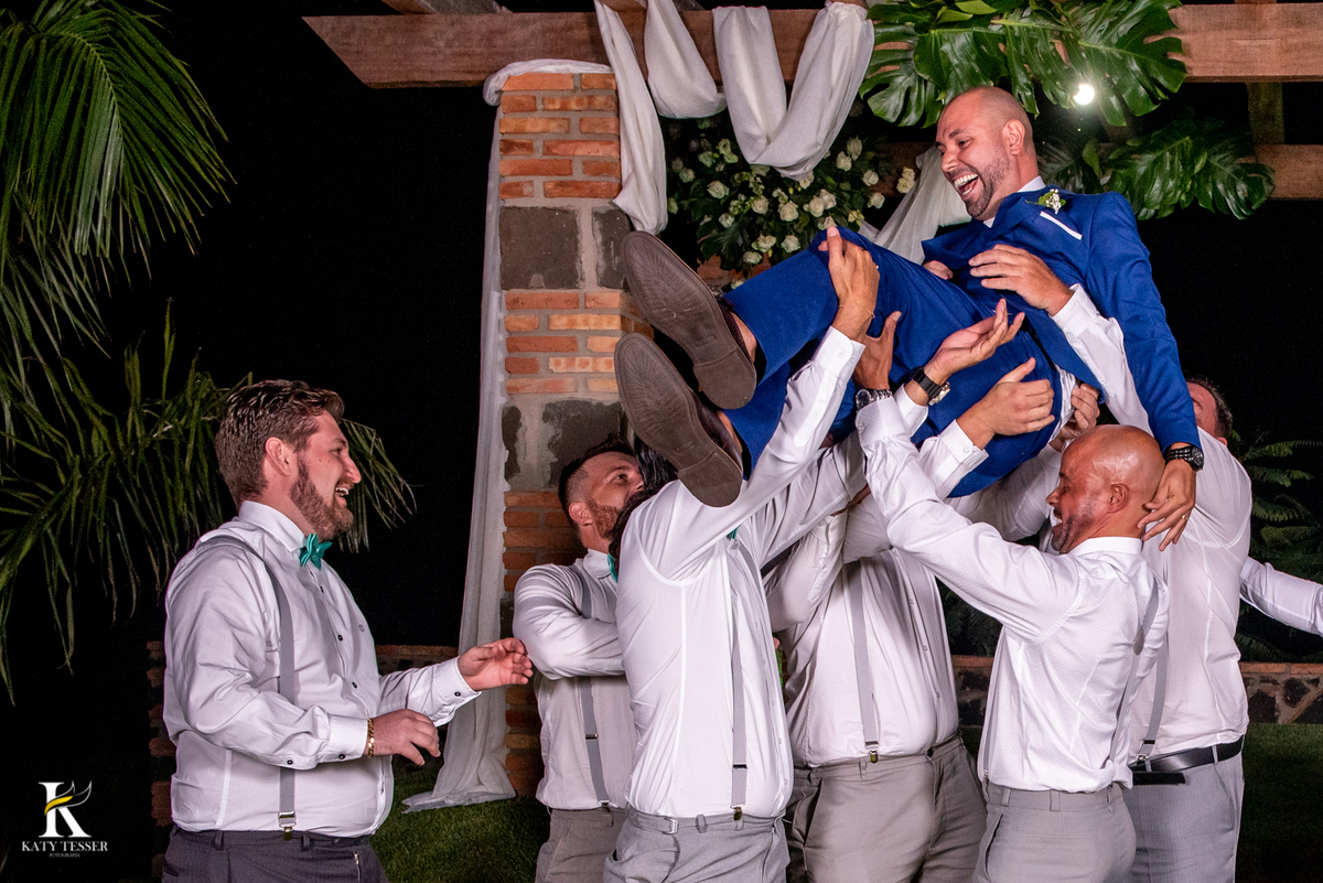 casamento jessica e tiago ao ar livre em coronel vivida katy tesser fotografo melhor do parana sessão de fotos dos noivos padrinhos de suspensorio
