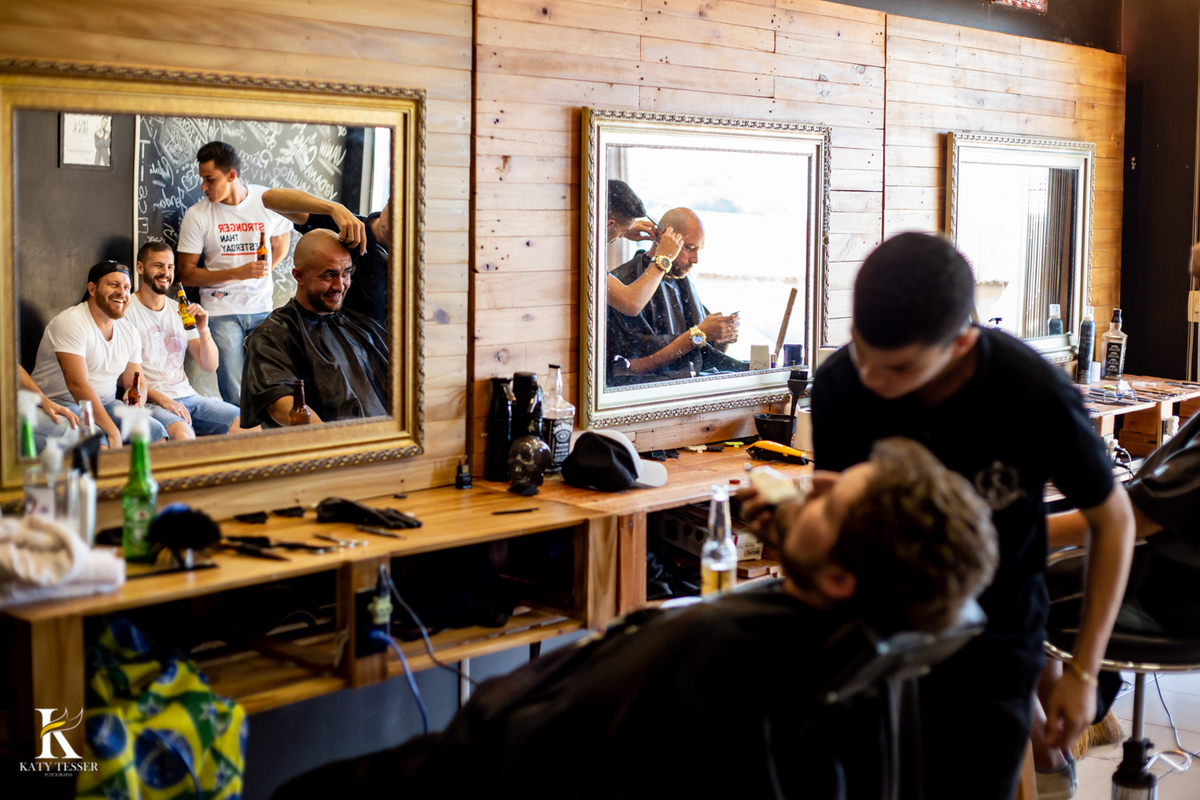 Casamento de Jéssica e tiago making of do noivo em Chopinzinho e making of da noiva a cerimonia foi ao ar livre de dia em coronel vivida com katy tesser fotografa melhor do parana