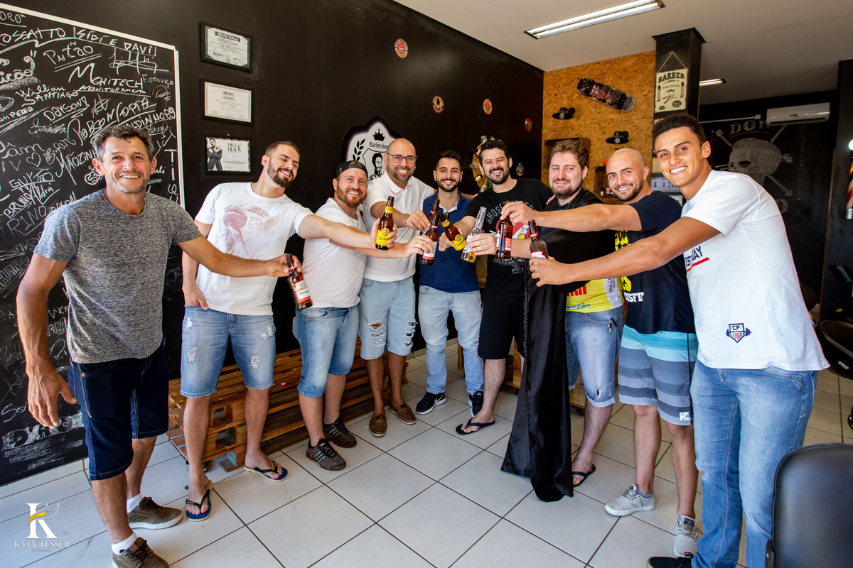 Casamento de Jéssica e tiago making of do noivo em Chopinzinho e making of da noiva a cerimonia foi ao ar livre de dia em coronel vivida com katy tesser fotografa melhor do parana