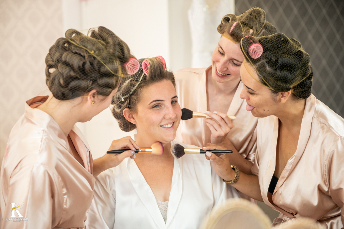 Casamento de Jéssica e tiago making of do noivo em Chopinzinho e making of da noiva a cerimonia foi ao ar livre de dia em coronel vivida com katy tesser fotografa melhor do parana