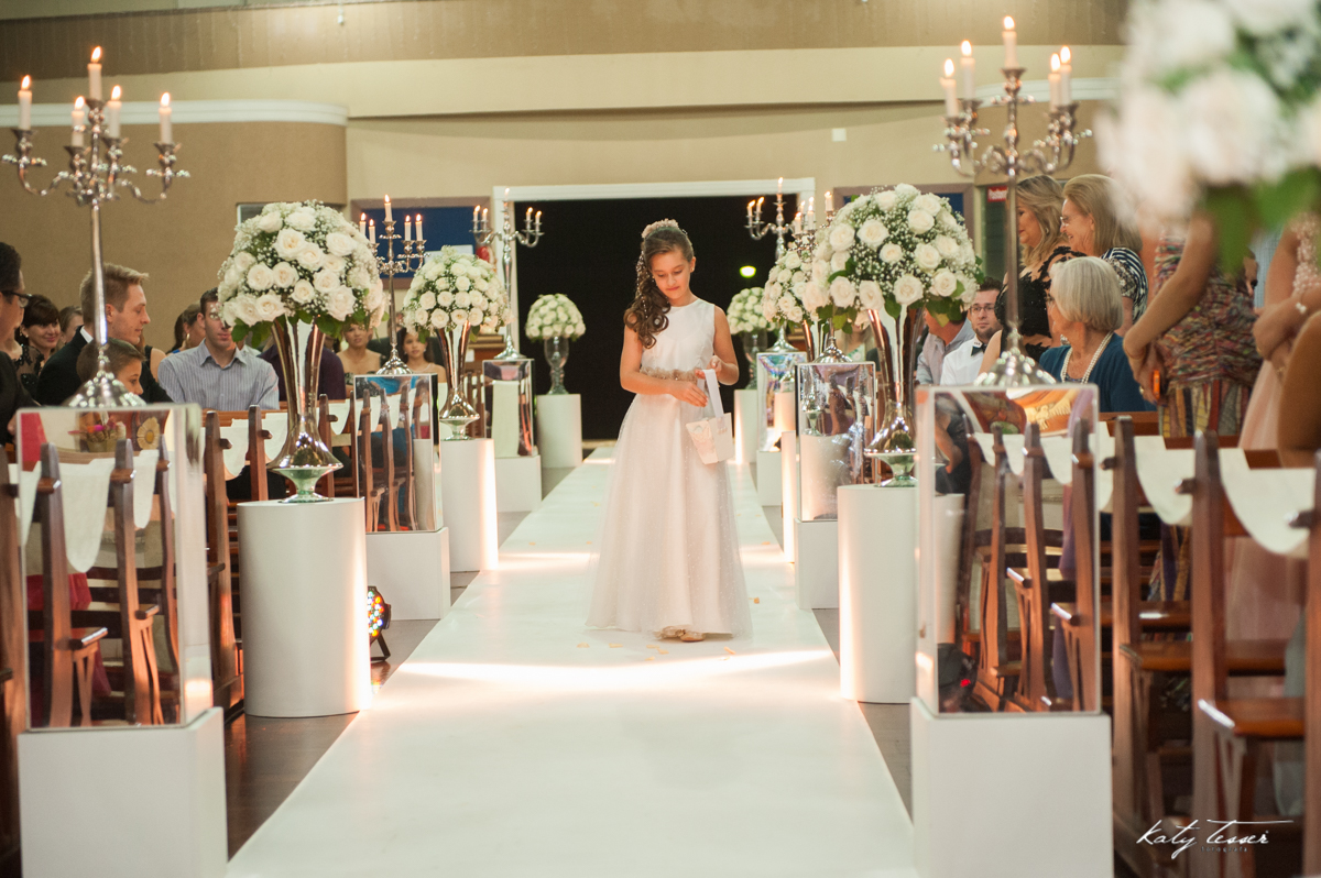 entrada da daminha, dama de honra, entrada da dama, pajem, decoração de casamento, arranjo de flores, flores de casamento, corredor decorado,katy tesser,katy tesser fotografa,katy tesser fotografia,katy tesser fotografo de casamento,katy tesser fotografa 