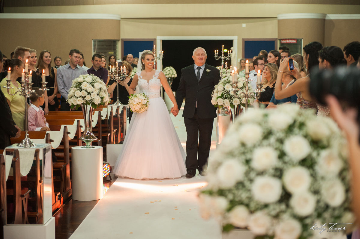 entrada da noiva, noiva com o pai, pai da noiva, noiva feliz, noiva ansiosa, bouquet, bouquet de noiva, bouquet da noiva, bouquet de flores, véu de noiva, katy tesser,katy tesser fotografa,katy tesser fotografia,katy tesser fotografo de casamento,katy tes