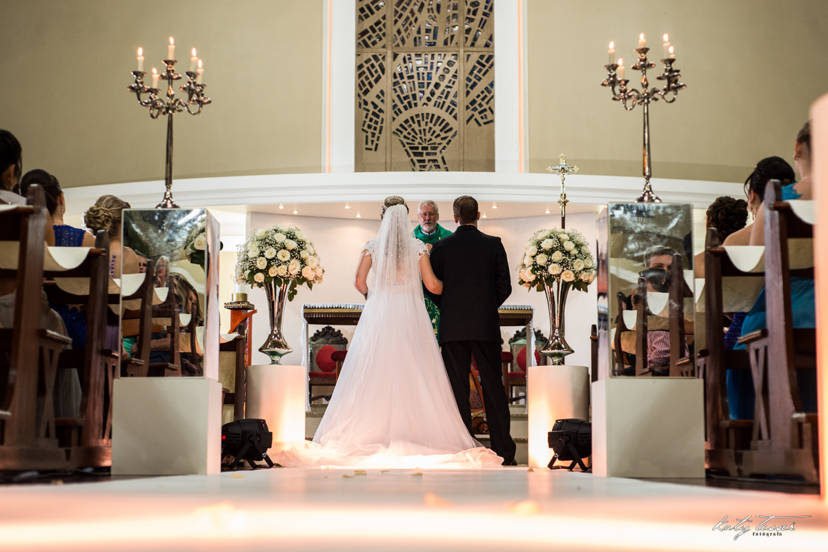 entrada da noiva, noiva com o pai, pai da noiva, noiva feliz, noiva ansiosa, bouquet, bouquet de noiva, bouquet da noiva, bouquet de flores, véu de noiva, katy tesser,katy tesser fotografa,katy tesser fotografia,katy tesser fotografo de casamento,katy tes