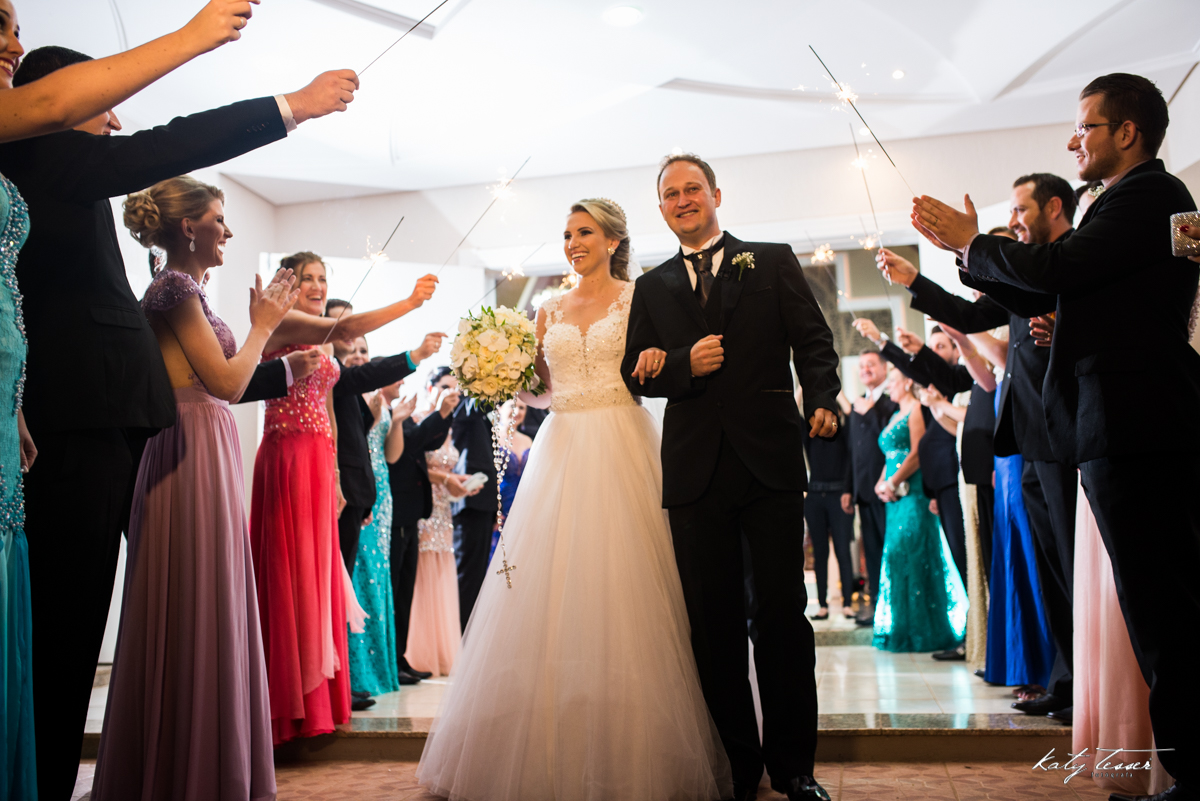 saida dos noivos,  padrinhos, fogos de artificio, vestido de noiva, bouquet de noiva, traje do noivo, paleto do noivo, casamento de caroline e fabiano, caroline e fabiano, katy tesser,katy tesser fotografa,katy tesser fotografia,katy tesser fotografo de c