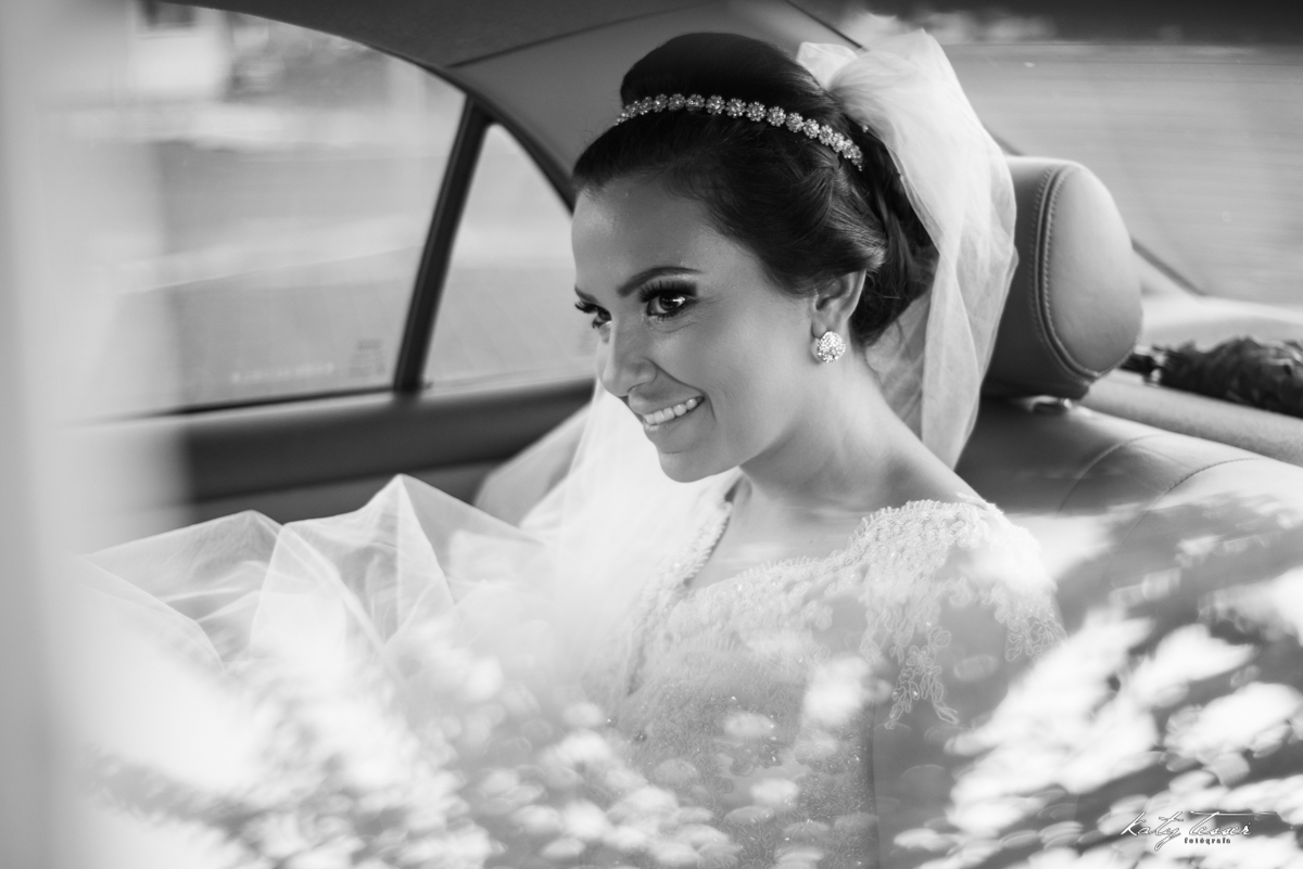 noiva esperando, noiva no carro, veu de noiva, vestido de noiva, casamento claudia e marcio, casamento quedas do iguaçu, katy tesser,katy tesser fotografa,katy tesser fotografia,katy tesser fotografo de casamento,katy tesser fotografa de casamento,casamen