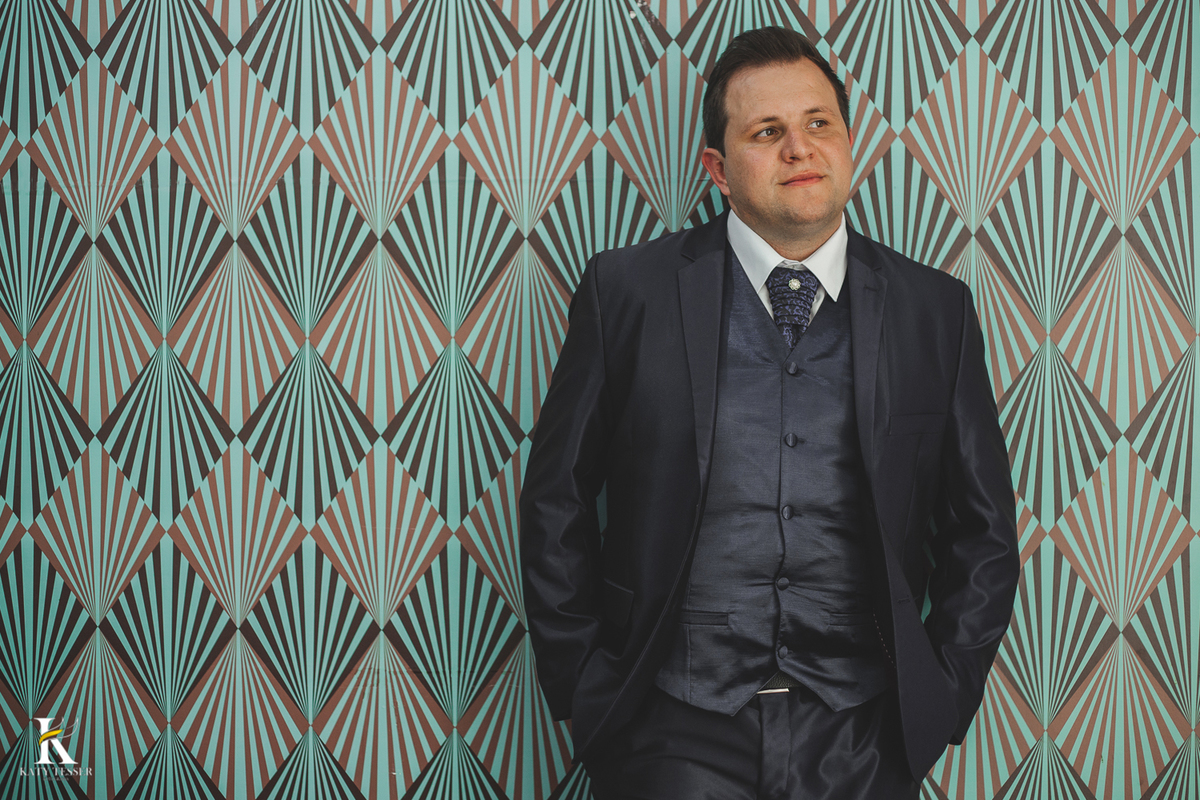 Casamento de ana Caroline e rodrigo em coronel vivida Paraná, casamento de dia ao ar livre com as madrinhas vestidas na mesma cor realizado por Katy Tesser fotografo making of do noivo na barbearia e os padrinhos