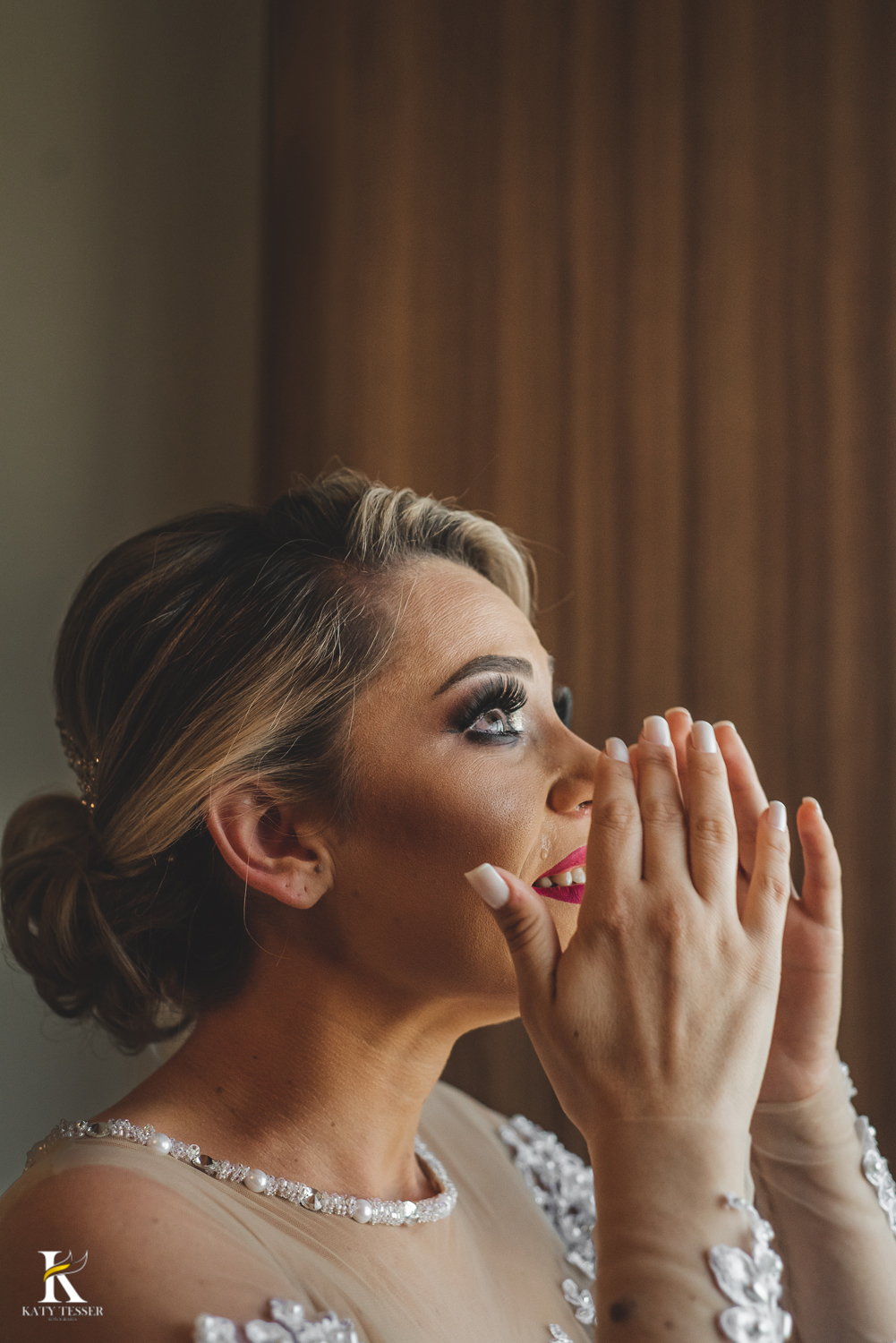 Casamento de ana Caroline e rodrigo em coronel vivida Paraná, casamento de dia ao ar livre com as madrinhas vestidas na mesma cor realizado por Katy Tesser fotografo making of da noiva emocionada sessão de fotos sozinha
