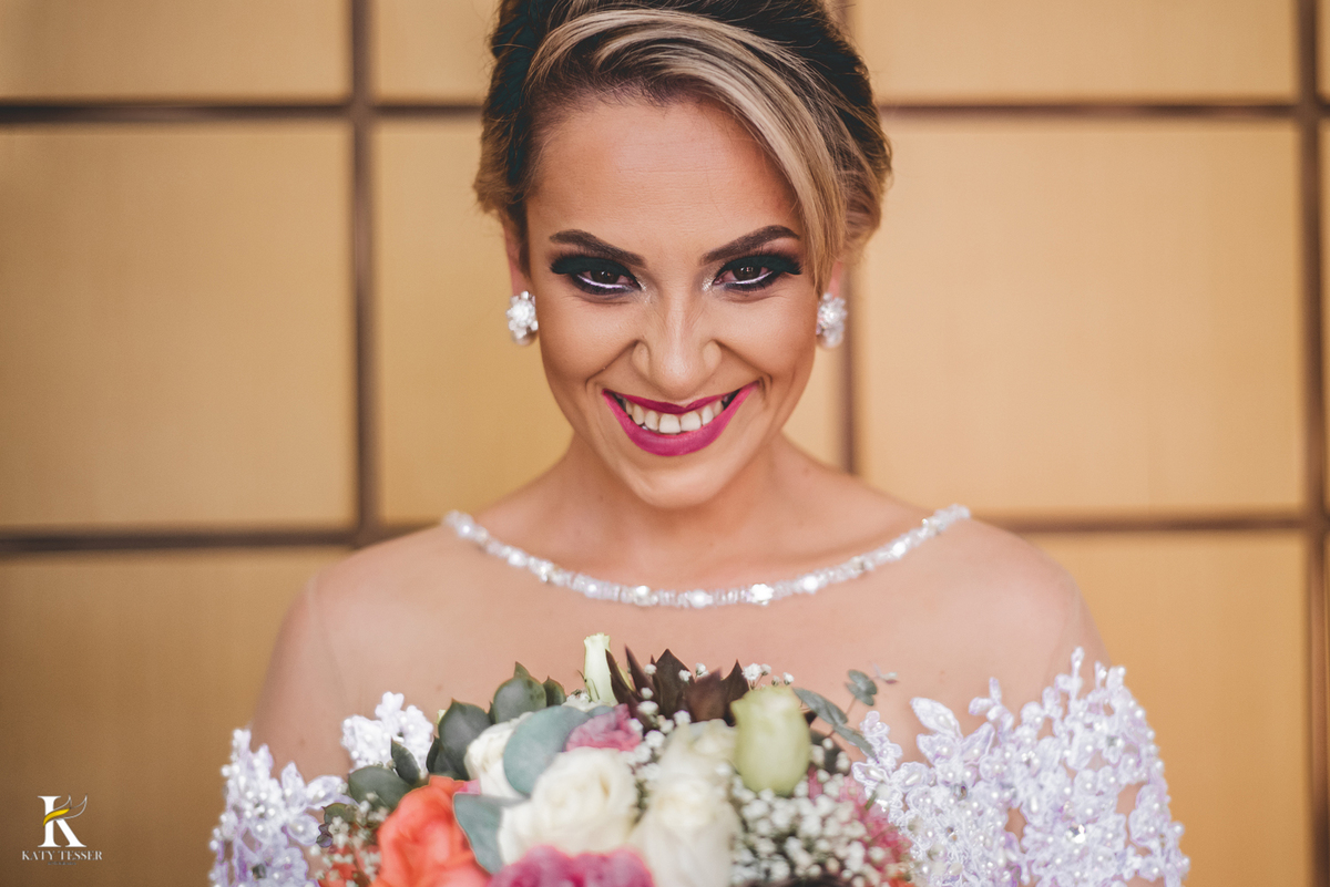 Casamento de ana Caroline e rodrigo em coronel vivida Paraná, casamento de dia ao ar livre com as madrinhas vestidas na mesma cor realizado por Katy Tesser fotografo making of da noiva emocionada sessão de fotos sozinha com vestido e o buque