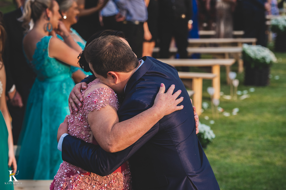 Casamento de ana Caroline e rodrigo em coronel vivida Paraná, casamento de dia ao ar livre com as madrinhas vestidas na mesma cor realizado por Katy Tesser fotografo entrada do noivo com a mãe