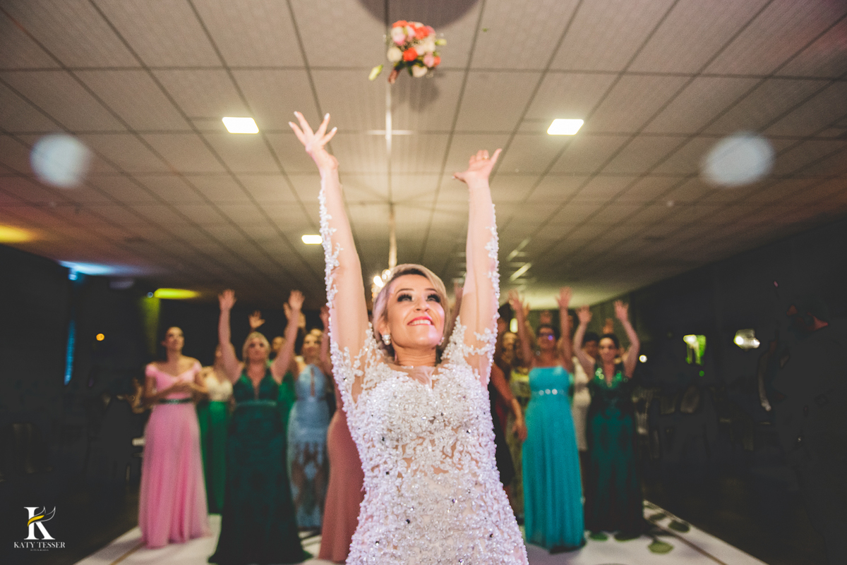 Casamento de ana Caroline e rodrigo em coronel vivida Paraná, casamento de dia ao ar livre com as madrinhas vestidas na mesma cor realizado por Katy Tesser fotografo o buque da noiva