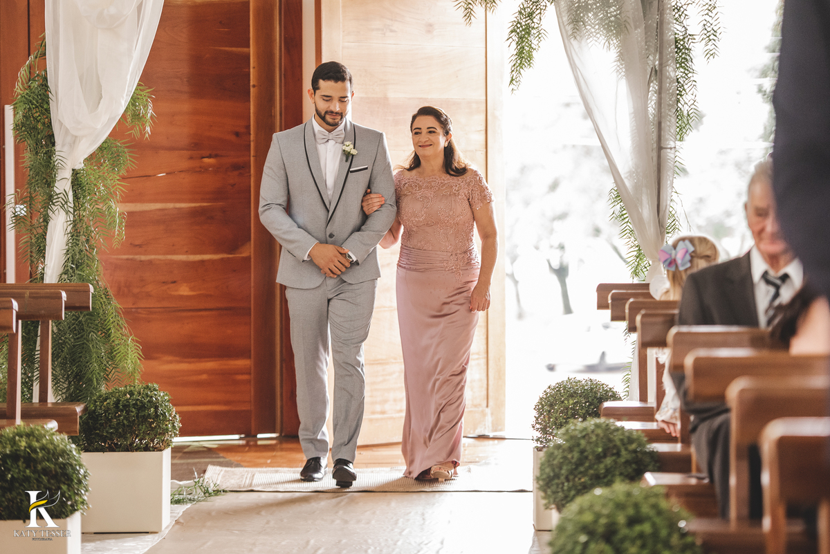 Casamento de bruna e jean de dia em coronel vivida paraná registro fotográfico Katy tesser fotografo o melhor cerimonia religiosa entrada do noivo