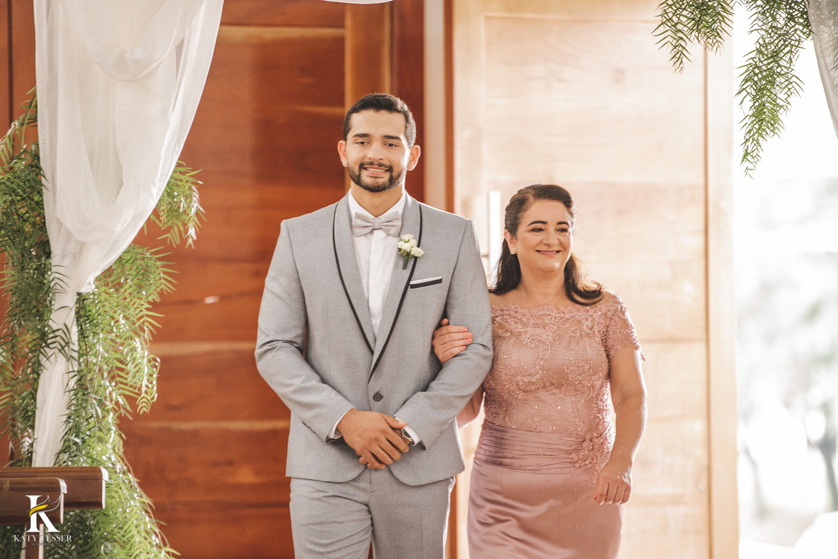 Casamento de bruna e jean de dia em coronel vivida paraná registro fotográfico Katy tesser fotografo o melhor cerimonia religiosa entrada do noivo com a mãe