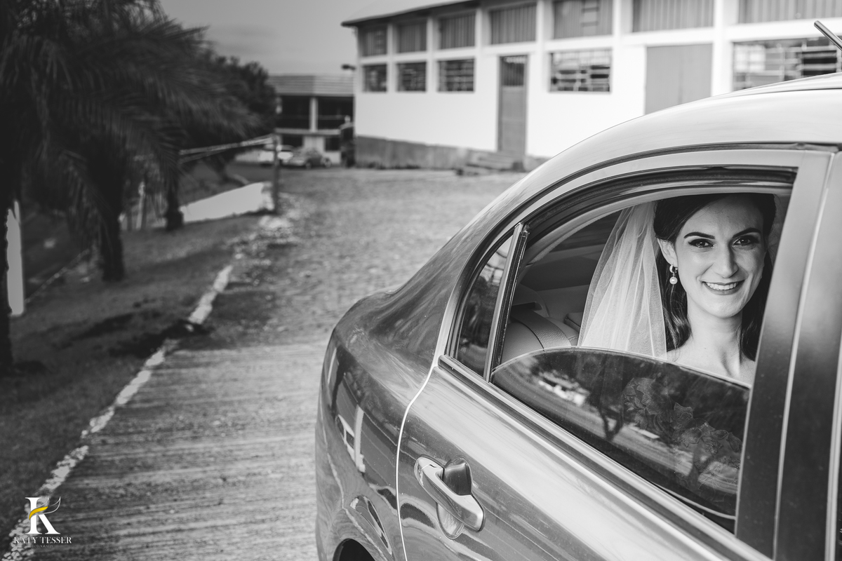 Casamento de bruna e jean de dia em coronel vivida paraná registro fotográfico Katy tesser fotografo o melhor cerimonia religiosa noiva no carro