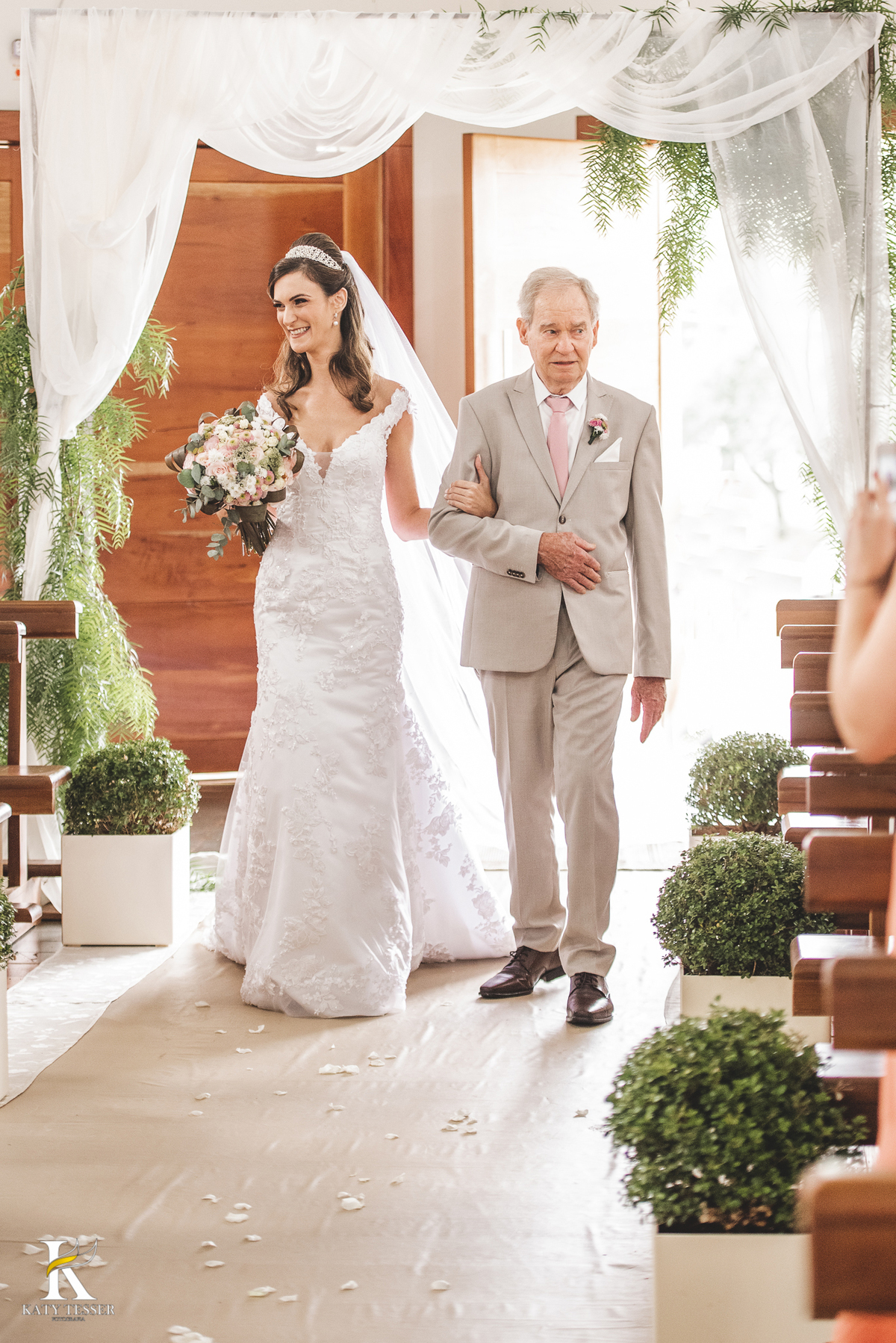 Casamento de bruna e jean de dia em coronel vivida paraná registro fotográfico Katy tesser fotografo o melhor entrada da noiva com o pai cerimonia religiosa