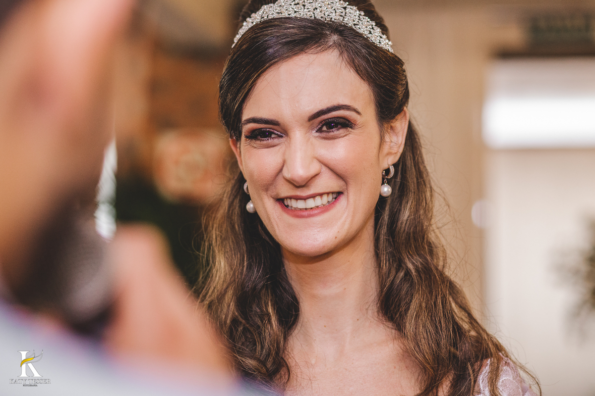 Casamento de bruna e jean de dia em coronel vivida paraná registro fotográfico Katy tesser fotografo o melhor recepão almoco restaurante strapazzon noiva sorrindo tiara acessorios