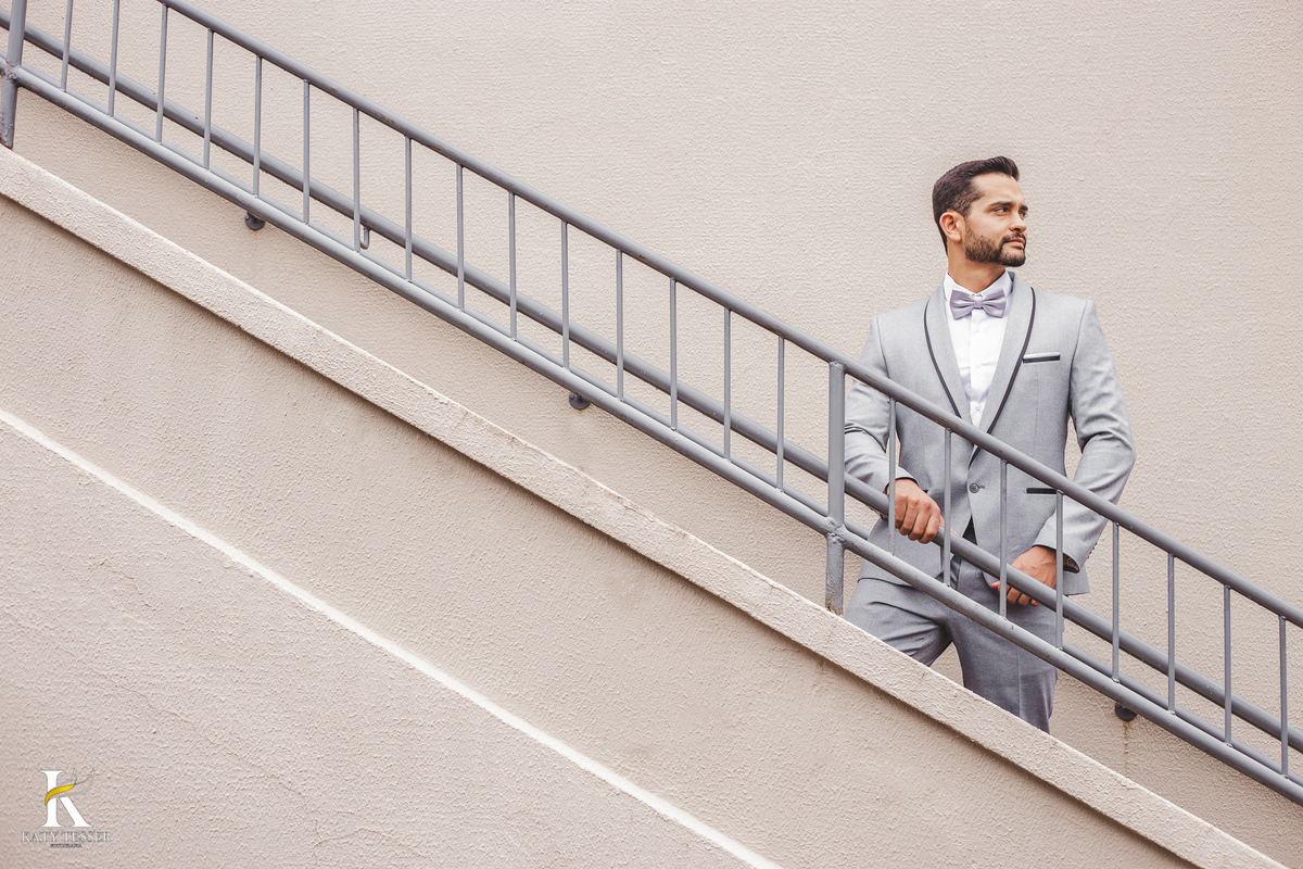 Casamento de bruna e jean de dia em coronel vivida paraná registro fotográfico Katy tesser fotografo o melhor making of do noivo vestindo o traje com gravata borboleta barbearia cacciatori 