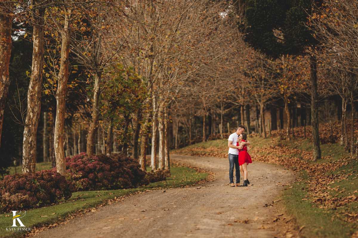 pre casamento wedding de camila e guilherme em água doce vinicola villagio grando destination wedding com vestido de noiva e roupas casuais katy tesser melhor fotografo do parana romantico descontraido ao ar livre fotos externas caminho de terra
