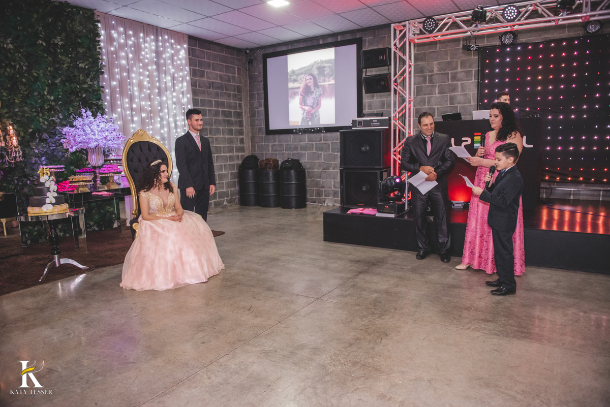 aniversario de 15 anos debutante isadora em coronel vivida parana centro de eventos dalpizzol decoração com sessao de fotos externas katy tesser fotografa
