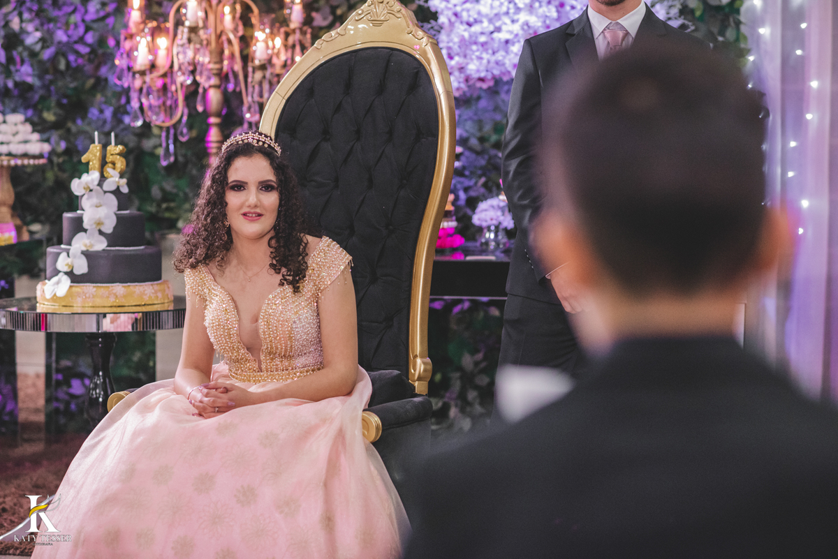 aniversario de 15 anos debutante isadora em coronel vivida parana centro de eventos dalpizzol decoração com sessao de fotos externas katy tesser fotografa