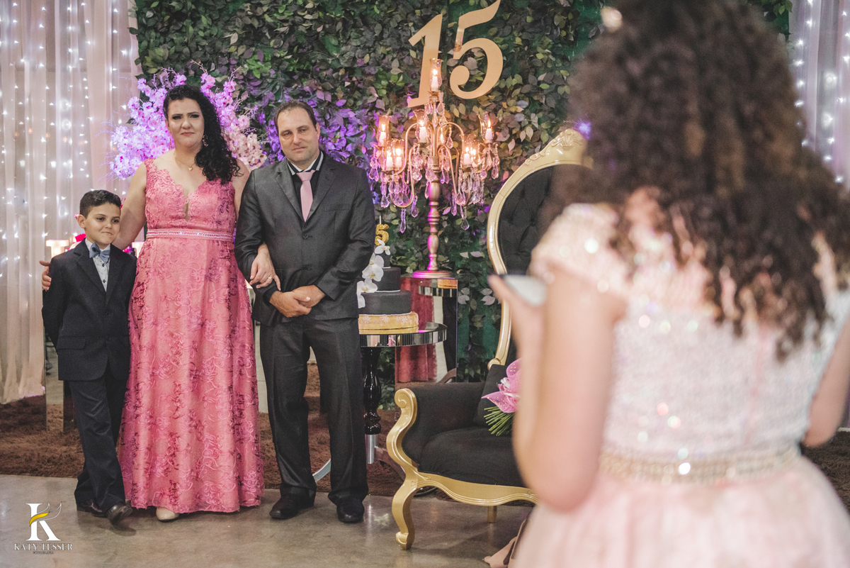 aniversario de 15 anos debutante isadora em coronel vivida parana centro de eventos dalpizzol decoração com sessao de fotos externas katy tesser fotografa